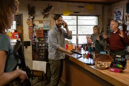 Big Red (Kate Nowlin, l.) und Trucker (Ike Barinholtz, M.) suchen Hilfe bei den Besitzern einer Tankstelle (Amy Madigan, Reed Birney).    +++ Die Verwendung des sendungsbezogenen Materials ist nur mit dem Hinweis und Verlinkung auf RTL+ gestattet. +++; Big Red (Kate Nowlin, l.) und Trucker (Ike Barinholtz, M.) suchen Hilfe bei den Besitzern einer Tankstelle (Amy Madigan, Reed Birney).    +++ Die Verwendung des sendungsbezogenen Materials ist nur mit dem Hinweis und Verlinkung auf RTL+ gestattet. +++