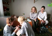 Helena Landberg (Tanja Lorentzon, 2.v.r.) und ihr Mann Anders (Erik Olsson, r.) haben zunächst den kleinen Viktor (Charles Wojnicki, l.) adoptiert, worauf Helena mit Albin (Birk Henriksson, 2.v.l.) schwanger wurde. Zwischen den Kindern gibt es Spannungen.