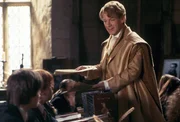 Der narzisstische Gilderoy Lockhart (Kenneth Branagh), Professor f&uuml;r die Abwehr der dunklen K&uuml;nste, ist ein aufgeblasener M&ouml;chtegern-Zauberer, der sich nur f&uuml;r sich selbst interessiert. Da ger&auml;t Hogwarts ins Visier b&ouml;sartiger Kr&auml;fte ...