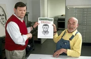 Nach Peters (Peter Lustig, r.) Angaben hat Kommissar Flink (Ernst-Georg Schwill, l.) ein Phantombild des Einbrechers erstellt.