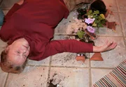 Greger Frankmans Mutter Signe (Wallis Grahn) wird durch einen Steinwurf getötet. Greger Frankmans Mutter Signe (Wallis Grahn) wird durch einen Steinwurf getötet.