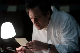 Robert Bilott (Mark Ruffalo) findet zahlreiche Hinweise darauf, dass DuPont Chemikalien ins Grundwasser leitet, wohlwissend, dass diese Krebs und Geburtssch&auml;den verursachen.