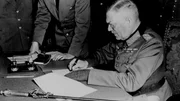 Generalfeldmarschall Keitel unterschreibt die Kapitulation. In Europa ist der Krieg am 8. Mai 1945 beendet. Generalfeldmarschall Keitel unterschreibt die Kapitulation. In Europa ist der Krieg am 8. Mai 1945 beendet.