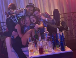 Feiern wilde Partys in Daytona Beach zum Springbreak: Lenore (Aubrey Plaza, l.), Dick (Robert De Niro, 2.v.l.), Tyrone (Brandon Mychal Smith, M.), Shadia (Zoey Deutch, 2.v.r.) und Jason (Zac Efron, r.) ...