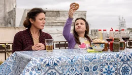 Die Realistin und das tr&auml;umerische Kind: Maria (Christine Neubauer) freundet sich mit der Tochter (Margarita Mellicovsky) ihres Dolmetschers an.
