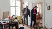 Karoline Joost (Nike Fuhrmann, r.) und Lars Pöhlmann (Dominic Boeer, l.) sehen sich in der Wohnung des Toten um. Dem Chaos nach zu urteilen, muss in der Wohnung eingebrochen worden sein. Alle Wertgegenstände sind jedoch noch da. Was hat der Einbrecher in der Wohnung gesucht? Hängen der Mord und der Einbruch zusammen? Karoline Joost (Nike Fuhrmann, r.) und Lars Pöhlmann (Dominic Boeer, l.) sehen sich in der Wohnung des Toten um. Dem Chaos nach zu urteilen, muss in der Wohnung eingebrochen worden sein. Alle Wertgegenstände sind jedoch noch da. Was hat der Einbrecher in der Wohnung gesucht? Hängen der Mord und der Einbruch zusammen?