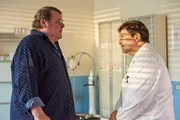 Christian (Francis Fulton Smith) informiert Bernd (Walter Plathe) über den kritischen Gesundheitszustand von Inge.