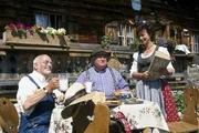 Auf einer Almhütte machen Peter (Peter Lustig, l.) und Nachbar Paschulke (Helmut Krauss, r.) eine zünftige Brotzeit und erkundigen sich bei der Sennerin (Conny Glogger) nach der Silberwurz, einer Heilpflanze, die in den Alpen wachsen soll. Auf einer Almhütte machen Peter (Peter Lustig, l.) und Nachbar Paschulke (Helmut Krauss, r.) eine zünftige Brotzeit und erkundigen sich bei der Sennerin (Conny Glogger) nach der Silberwurz, einer Heilpflanze, die in den Alpen wachsen soll.