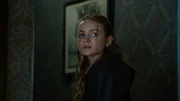 Ellie (Sadie Sink) l&auml;sst endlich ihre Wut &uuml;ber den fehlenden Vater heraus.