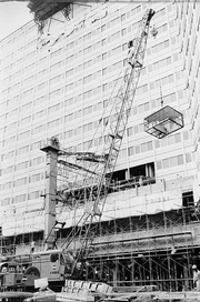 Archivbild eines Krans vor einem im Bau befindlichen Gebäude