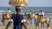 Trubel am Labadi Beach: Am Stadtstrand von Accra werden eine Vielzahl von Waren und Dienstleistungen angeboten, mit den „Horse Boys“ kann man ausreiten, entlang der Atlantikküste. Trubel am Labadi Beach: Am Stadtstrand von Accra werden eine Vielzahl von Waren und Dienstleistungen angeboten, mit den „Horse Boys“ kann man ausreiten, entlang der Atlantikküste.