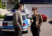Irene Huss (Angela Kovacs) und ihr Kollege Fredric Stridh (Eric Ericson) haben die Leiche eines IT-Unternehmers gefunden. Irene Huss (Angela Kovacs) und ihr Kollege Fredric Stridh (Eric Ericson) haben die Leiche eines IT-Unternehmers gefunden.