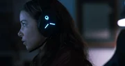 Die Ex-Soldatin Kelly (Jessica Parker Kennedy) ist eine passionierte Gamerin.