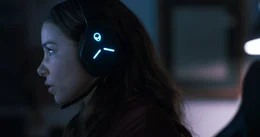 Die Ex-Soldatin Kelly (Jessica Parker Kennedy) ist eine passionierte Gamerin.