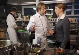 Immer wieder ger&auml;t Linda (Julia J&auml;ger) mit ihrem Mann, dem Sternekoch Frank (Roland Koch, 2.v.re.), wegen seiner aufbrausenden Art in Streit.