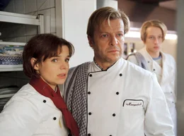 Sternekoch Frank (Roland Koch), seine Mitarbeiterin Amelie (Greta Galisch de Palma) und sein Sohn Jan (Tim Morten Uhlenbrock) k&ouml;nnen kaum glauben, dass Linda mitten im Restaurant zu tanzen anf&auml;ngt.