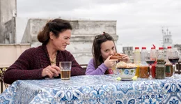 Die Realistin und das tr&auml;umerische Kind: Maria (Christine Neubauer) mit der Tochter (Margarita Mellicovsky) ihres Dolmetschers