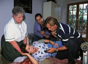 Dr. Stefan Frank (Sigmar Solbach, r.) leistet erste Hilfe: die hochschwangere Frau (Christiane Heinemann) des Malermeisters Brix (Norbert Heckner) ist gestürzt. Martha (Erna Wassmer) unterstützt ihn. Dr. Stefan Frank (Sigmar Solbach, r.) leistet erste Hilfe: die hochschwangere Frau (Christiane Heinemann) des Malermeisters Brix (Norbert Heckner) ist gestürzt. Martha (Erna Wassmer) unterstützt ihn.