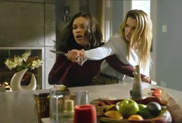 Athena (Hilary Swank, l.) und Crystal (Betty Gilpin)    +++ Die Verwendung des sendungsbezogenen Materials ist nur mit dem Hinweis und Verlinkung auf RTL+ gestattet. +++; Athena (Hilary Swank, l.) und Crystal (Betty Gilpin)    +++ Die Verwendung des sendungsbezogenen Materials ist nur mit dem Hinweis und Verlinkung auf RTL+ gestattet. +++