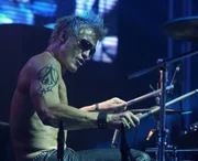 Drummer Joe (Dolph Lundgren) spielt mit seiner Rockband bei einem Benefizkonzert in Moskau im Vorprogramm der ber&uuml;hmten US-S&auml;ngerin Venus. Da passiert etwas Schreckliches ...