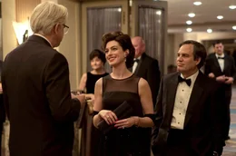 Bilott (Mark Ruffalo) und seine Frau (Anne Hathaway) befinden sich auf einem gesellschaftlichen Aufstiegskurs.