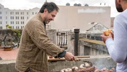 Dolmetscher Diego (Carlos Lobo) macht es vor: In Argentinien kommt alles auf den Grill!