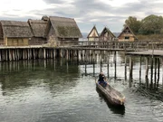 Mirko Drotschmann inmitten der Pfahlbauten in Unteruhldingen am Bodensee.