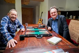 v.li.: Wolfgang Ambros und Hanno Settele in Ambros Haus in Waidring in Tirol.