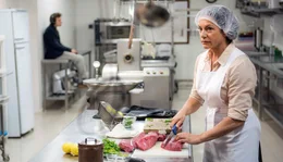 Die Wurstk&uuml;che ist ihr Revier: Metzgermeisterin Maria (Christine Neubauer).