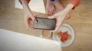 Das Essen wird abfotografiert, um es dann mit den Kontakten zu teilen.