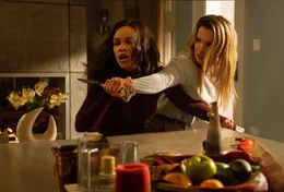 Athena (Hilary Swank, l.) und Crystal (Betty Gilpin)  Die Verwendung des sendungsbezogenen Materials ist nur mit dem Hinweis und Verlinkung auf RTL+ gestattet.