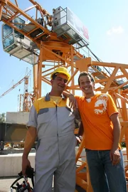 Willi mit dem Monteur Bongo (Thomas Braunger) am Liebherr-Werk in Biberach.