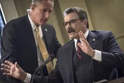 Für Commissioner Frank (Tom Selleck, r.) wird es mal wieder brenzlig: Beim Versuch einen Dialog mit den Straßengangs zu führen, um das Blutvergießen zu stoppen, fallen plötzlich Schüsse ... Für Commissioner Frank (Tom Selleck, r.) wird es mal wieder brenzlig: Beim Versuch einen Dialog mit den Straßengangs zu führen, um das Blutvergießen zu stoppen, fallen plötzlich Schüsse ...