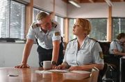 Paul Schott (Tim Wilde, l.) geht mit Nele Fehrenbach (Floriane Daniel, r.) nochmals alle Indizien durch. Paul Schott (Tim Wilde, l.) geht mit Nele Fehrenbach (Floriane Daniel, r.) nochmals alle Indizien durch.