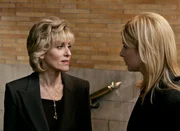 Richterin Donnelly (Judith Light, l.) ist entrüstet, als sie von Casey (Diane Neal) die Ansage bekommt, dass sie eine Verhandlung abgeben soll.
