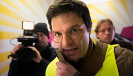 Lotzmanns verzweifelte Aktion bietet eine Top-Story: Der Polizist Dehmel (Mi&scaron;el Matičević, r.) schleicht sich als  Reporter in den Baumarkt.