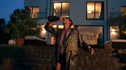 Eiko Nehring (Franz Liebig) steht im Morgenmantel und mit Champagnerflasche am Mund im Garten einer imposanten Villa. Er ist schon sichtlich betrunken und torkelt vor sich her.