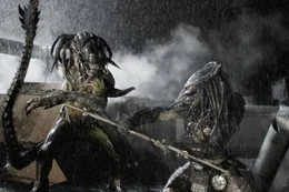 Als ein Raumschiff mit einer neuen Spezies, den Predaliens (l.), auf der Erde abst&uuml;rzt, m&uuml;ssen die Menschen ums &Uuml;berleben k&auml;mpfen. Aber auch ein erfahrener Predator (r.) macht sich auf den Weg, um die Stadt von den Angreifern zu befreien ...