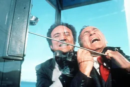 In einer Telefonzelle wird Dr. Thorndyke (Mel Brooks, r.) von dem Killer (Rudy De Luca, l.) &uuml;berfallen ...