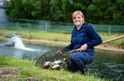 Franziska Herzing aus Oberfranken präsentiert stolz ihre gefangenen Fische. Franziska Herzing aus Oberfranken präsentiert stolz ihre gefangenen Fische.