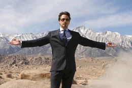 Tony Stark (Robert Downey Jr.) ist ein Multimillion&auml;r, Genie, Playboy und Sohn eines erfolgreichen R&uuml;stungsindustriellen, doch nach einem &Uuml;berfall bekommt er noch eine weitere Identit&auml;t ...