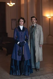 Einst wollte Phileas Fogg (David Tennant, r.) mit seiner großen Liebe Estella (Dolly Wells, l.) die Welt bereisen, ließ sie jedoch im letzten Moment im Stich. Bei ihrem Wiedersehen nach vielen Jahren ist er voller Reue. Einst wollte Phileas Fogg (David Tennant, r.) mit seiner großen Liebe Estella (Dolly Wells, l.) die Welt bereisen, ließ sie jedoch im letzten Moment im Stich. Bei ihrem Wiedersehen nach vielen Jahren ist er voller Reue.