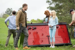 V.l.: Staten Island (Ike Barinholtz), Trucker (Justin Hartley), Big Red (Kate Nowlin), Daisy "Yoga Pants" (Emma Roberts) und Don (Wayne Duvall) finden Waffen auf einer Lichtung.  Die Verwendung des sendungsbezogenen Materials ist nur mit dem Hinweis und Verlinkung auf RTL+ gestattet.
