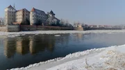 Schloss Hartenfels im s&auml;chsischen Torgau ist auch im Winter ein malerischer Anblick. Torgau selbst ist durch das Ende des Zweiten Weltkrieges bekannt geworden, als sich am 25. April 1945 sowjetische und amerikanische Truppen dort an der Elbe trafen.; MDR FERNSEHEN DIE ELBE (2), "Vom s&auml;chsischen Elbtal bis zum Wattenmeer", am Samstag (21.09.24) um 01:40 Uhr. Schloss Hartenfels im s&auml;chsischen Torgau ist auch im Winter ein malerischer Anblick. Torgau selbst ist durch das Ende des Zweiten Weltkrieges bekannt geworden, als sich am 25. April 1945 sowjetische und amerikanische Truppen dort an der Elbe trafen. &copy; MDR/Svenja und Ralph Schieke, honorarfrei - Verwendung gem&auml;&szlig; der AGB im engen inhaltlichen, redaktionellen Zusammenhang mit genannter MDR-Sendung bei Nennung "Bild: MDR/Svenja und Ralph Schieke" (S2+). MDR/HA Kommunikation, 04360 Leipzig, Tel: (0341) 300 6477 oder - 6463