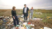Rumänien: WeltWeit-Reporterin Isabella Purkart mit dem ehemaligen Leiter der Umweltbehörde Octavian Berceanu auf einer illegalen Mülldeponie in der Nähe von Bukarest. Rumänien: WeltWeit-Reporterin Isabella Purkart mit dem ehemaligen Leiter der Umweltbehörde Octavian Berceanu auf einer illegalen Mülldeponie in der Nähe von Bukarest.
