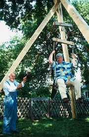 Peter (Peter Lustig, l.) hat einen Flaschenzug konstruiert. Sein kr&auml;ftig gebauter Nachbar Paschulke (Helmut Krauss, r.) dient ihm als Testobjekt.