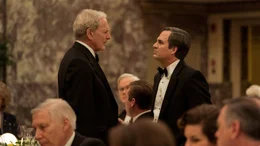 Phil Donnelly (Victor Garber, mitte l.), Rob Bilott (Mark Ruffalo, mitte r.)