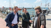 Hafenmeister Pit Peters (Christian Rudolf, r.) hat am Abend einen heftigen Streit zwischen dem Opfer und Tim Horn beobachtet. Karoline Joost (Nike Fuhrmann, M.) und Lars Pöhlmann (Dominic Boeer, l.) fragen sich: Worum ist es in dem Streit gegangen? Und hängen der Streit und der Mord an Ältermann Carl Lauritzen zusammen?