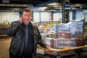 Hans (Bruno F. Apitz) telefoniert mit den Kollegen. Szenen im Miniatur Wunderland zeigen Einsätze von Melanie und Mattes.