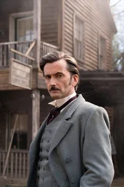 Als ein Anführer des Ku-Klux-Klans Phileas Fogg seine Ideologie der Überlegenheit der weißen Rasse unterbreitet, erteilt Fogg (David Tennant) ihm eine klare Absage. Als ein Anführer des Ku-Klux-Klans Phileas Fogg seine Ideologie der Überlegenheit der weißen Rasse unterbreitet, erteilt Fogg (David Tennant) ihm eine klare Absage.